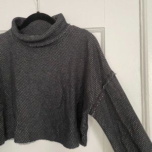 UNBAN OUTFITTERS CROPPED SWEATER